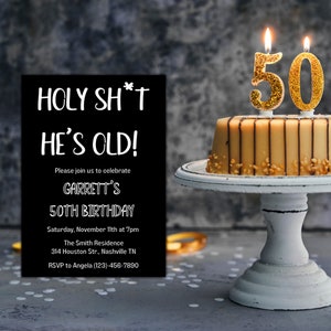 K&ouml;nnte beinhalten: Eine schwarz-wei&szlig;e Geburtstagseinladung mit dem Text "HOLY SH*T HE'S OLD!" und Details zur 50. Geburtstagsfeier von Garrett. Die Einladung befindet sich neben einem Kuchen mit goldenen Kerzen, auf denen "50" steht.