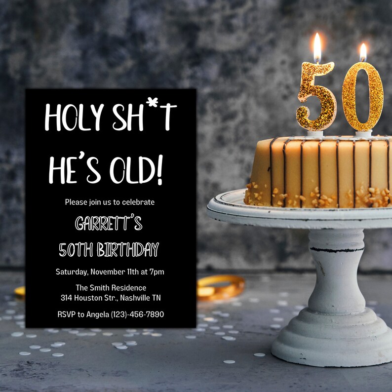 K&ouml;nnte beinhalten: Eine schwarz-wei&szlig;e Geburtstagseinladung mit dem Text "HOLY SH*T HE'S OLD!" und Details zur 50. Geburtstagsfeier von Garrett. Die Einladung befindet sich neben einem Kuchen mit goldenen Kerzen, auf denen "50" steht.