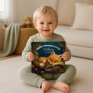 Pu&ograve; includere: Un libro con copertina rigida intitolato Sweet Dreams Little William Forest Edition con un'illustrazione di una volpe arancione che dorme su un tronco. La copertina ha uno sfondo di foresta scura con fiori gialli e testo bianco.