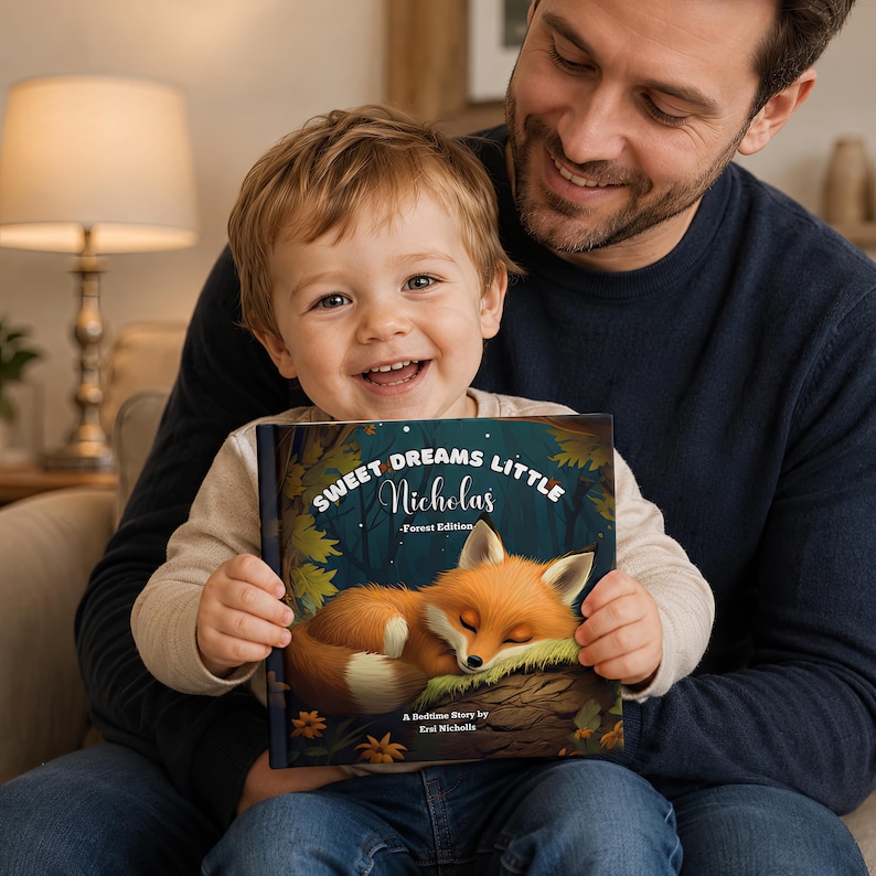 Może przedstawiać: Książka dla dzieci zatytułowana "Sweet Dreams Little Nicholas" z ilustracją śpiącego lisa na okładce. Książkę trzyma uśmiechnięte dziecko i dorosły.