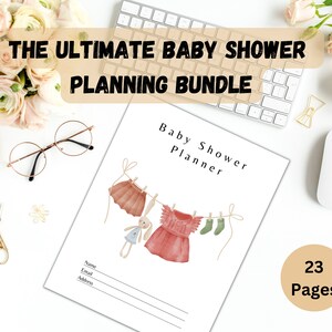 K&ouml;nnte beinhalten: Ein druckbarer Babyparty-Planer mit 23 Seiten. Das Cover zeigt eine Aquarell-Illustration von Kleidung, die an einer W&auml;scheleine h&auml;ngt, mit einer Hasenpuppe. Der Text "Baby Shower Planner" steht oben auf der Seite.
