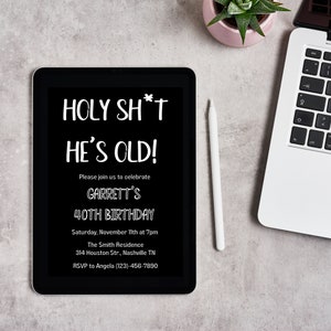 K&ouml;nnte beinhalten: Ein schwarzer Tablet-Bildschirm zeigt eine Geburtstagseinladung mit dem Text "HOLY SH*T HE'S OLD!" und Details zur 40. Geburtstagsfeier von Garrett.