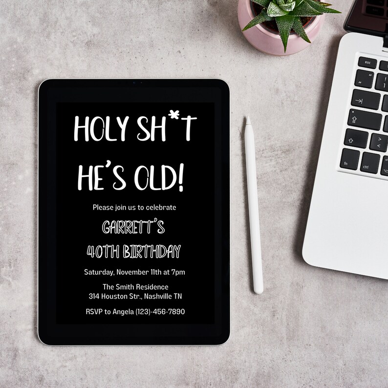K&ouml;nnte beinhalten: Ein schwarzer Tablet-Bildschirm zeigt eine Geburtstagseinladung mit dem Text "HOLY SH*T HE'S OLD!" und Details zur 40. Geburtstagsfeier von Garrett.