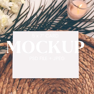 スマート オブジェクト付きの JPEG + PSD ファイル形式の 5x7 カード モックアップ。ボヘミアン ウェディング招待状モックアップのストック写真。トロピカル グリーティング カード モックアップ。