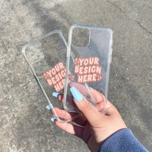 Modell einer durchsichtigen Handyhülle – Fügen Sie Ihre Designs hinzu! Niedliche, ästhetische Hand, die Telefonhüllen-Mockup hält - transparente iPhone-Abdeckung Stock-Foto-Mock-Up