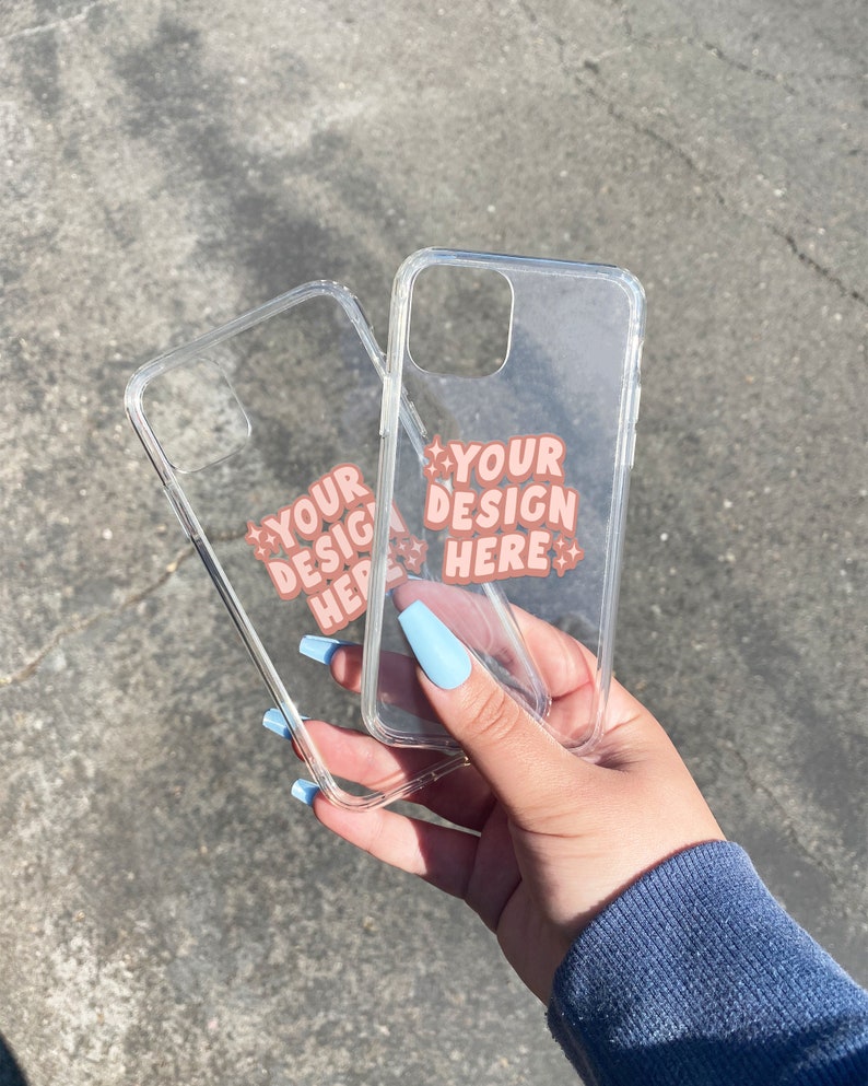 Puede incluir: Dos fundas transparentes para tel&eacute;fono con un dise&ntilde;o rosa y blanco que dice "Your Design Here" en una de las fundas.