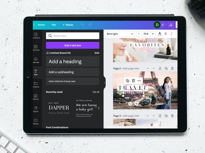 Peut inclure: Une capture d'&eacute;cran d'un &eacute;cran d'ordinateur affichant un programme de conception avec une interface sombre. Le programme comporte une barre de menus en haut, une barre lat&eacute;rale &agrave; gauche et un grand espace de travail au centre. L'espace de travail contient trois images diff&eacute;rentes, chacune avec un texte superpos&eacute;. La premi&egrave;re image est d'une femme appliquant du baume &agrave; l&egrave;vres, la deuxi&egrave;me image est d'une femme debout devant la tour Eiffel, et la troisi&egrave;me image est d'un paysage d&eacute;sertique. Les textes superpos&eacute;s sur les images indiquent "Nos prochains favoris", "Voyager avec moi" et "Page 3 - Ajouter un titre de page".