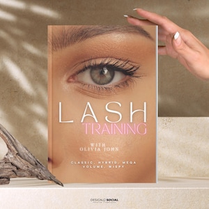 Peut inclure: Couverture de livre avec le titre "LASH TRAINING" en lettres blanches et roses. La couverture présente un gros plan d'un œil avec de longs cils foncés. L'auteur est "Olivia John". Le livre traite des cils classiques, hybrides, méga volume et vaporeux.