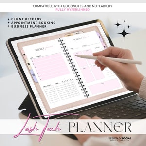 Può includere: Un planner digitale per tecnici di ciglia, visualizzato su un tablet con uno stilo. Il planner include viste settimanali e mensili, nonché sezioni per i registri dei clienti, la prenotazione degli appuntamenti e la pianificazione aziendale. Il planner è compatibile con le app Goodnotes e Noteability ed è completamente ipercollegato.