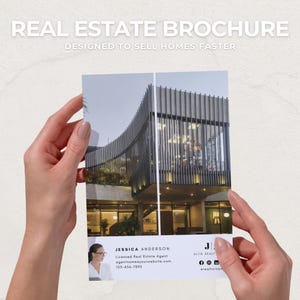 Peut inclure: Brochure immobili&egrave;re avec le texte "REAL ESTATE BROCHURE DESIGNED TO SELL HOMES FASTER". La brochure pr&eacute;sente un design de b&acirc;timent moderne. Les coordonn&eacute;es de Jessica Anderson, agent immobilier agr&eacute;&eacute;, sont &eacute;galement incluses.