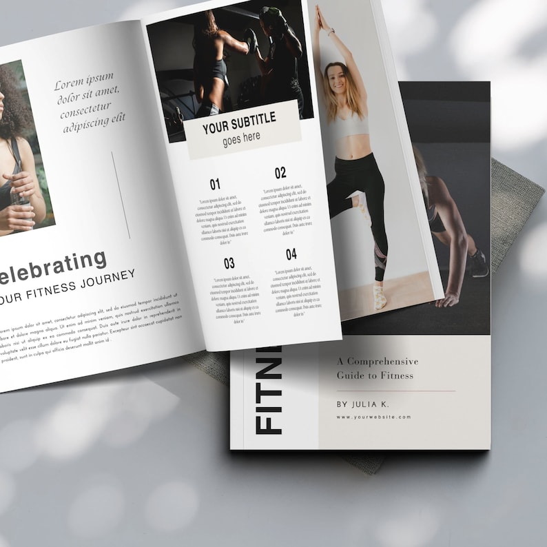 Puede incluir: Una portada de revista con el t&iacute;tulo "FITNESS" y el texto "A Comprehensive Guide to Fitness by Julia K. www.yourwebsite.com". La portada presenta una foto de una mujer haciendo una pose de yoga y una foto de una persona haciendo una flexi&oacute;n.