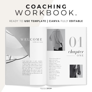 Op de afbeelding: Open werkboek met de tekst "COACHING WORKBOOK" en "READY TO USE TEMPLATE | CANVA FULLY EDITABLE". De pagina's hebben grijswaardenafbeeldingen en de woorden "WELCOME to the new course" en "01 chapter ONE".