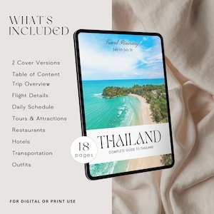 以下が含まれることがあります： タイへの旅行の旅程を示すデジタルタブレットのモックアップ。旅程には、目次、旅行の概要、フライトの詳細、毎日のスケジュール、ツアーとアトラクション、レストラン、ホテル、交通機関、服装が含まれています。タブレットは白い布の背景の上にあります。タブレットのテキストには、「旅行の旅程、7月10日-7月20日、18ページ、タイ、タイへの完全ガイド」と表示されています。