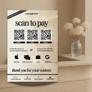 Könnte beinhalten: Ein beiges Schild mit dem Text "scan to pay" und QR-Codes für PayPal, Stripe und Klarna. Darunter befinden sich Symbole für Apple Pay, Debit-/Kreditkarte, Bargeld und Google Pay. Das Schild enthält auch den Text "thank you for your custom".