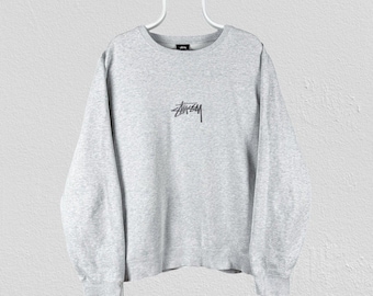 Sudadera Stussy gris con aplique bordado y letras, talla grande para hombre.