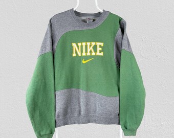 Sudadera vintage Nike Reworked verde gris con letras bordadas, talla M para hombre