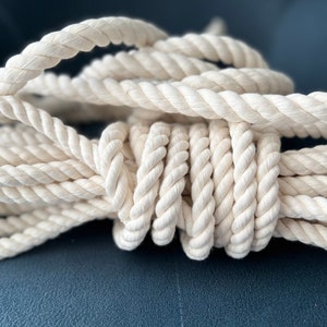 Peut inclure: Gros cordon en coton blanc enroulé. Le cordon est doux et d'apparence naturelle.