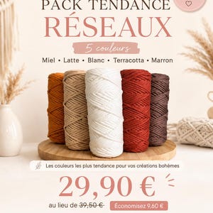 Può includere: Cinque bobine cilindriche di corda per macramè disposte in fila su una base circolare in legno. I colori da sinistra a destra sono miele, latte, bianco, terracotta e marrone. Il testo include MacramAkkiz, PACK TENDANCE e 5 couleurs.