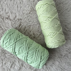 Può includere: Due bobine di filo di corda in cotone verde chiaro. Il filo è spesso e ha una trama intrecciata.