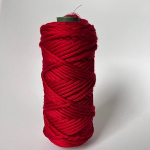 Può includere: Un rotolo di corda di cotone rosso brillante, perfetto per progetti di artigianato.