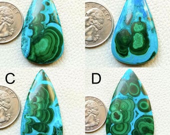 Può includere: Quattro cabochon di pietra preziosa turchese e verde a forma di lacrima. Ogni cabochon è circa delle dimensioni di una moneta da 25 centesimi di dollaro americano.