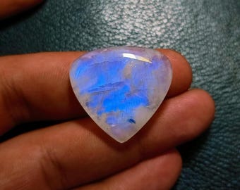 Cabujón de piedra lunar arcoíris raro en forma de corazón envuelto en alambre, piedra lunar arcoíris natural de gran calidad, tamaño: 26 x 27 x 6 mm.