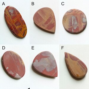 Pu&ograve; includere: Sei pietre di agata rossa e marrone lucidate in diverse forme. Le pietre sono tutte naturali e presentano motivi e colori unici.
