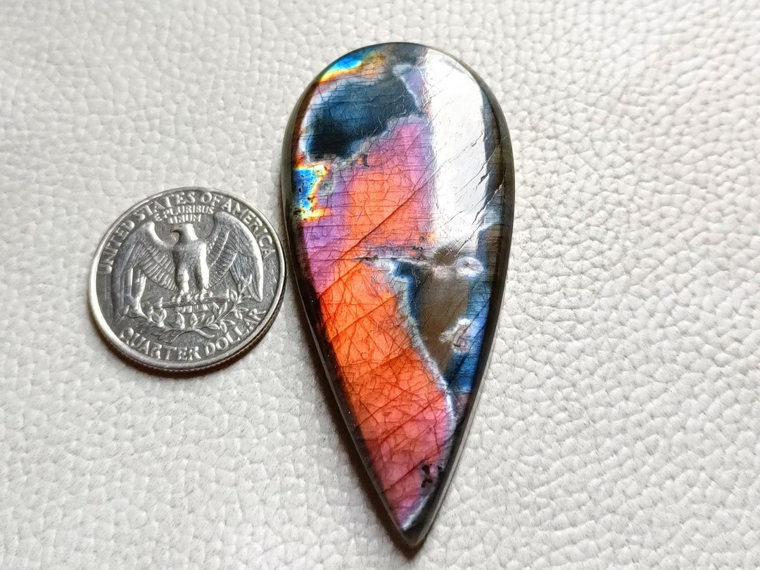 Pierre Labradorite Naturelle Sculptée Main - 57.50 Carats, Cabochon Poire, Qualité Exceptionnelle