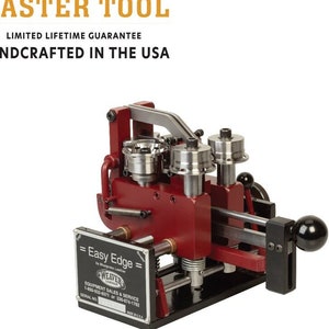 Puede incluir: Una máquina de trabajo de cuero Easy Edge de metal rojo con un mango negro y una placa de metal plateado con el texto "Easy Edge" y "Weaver Leather". La máquina está hecha a mano en los Estados Unidos y tiene una garantía de por vida.
