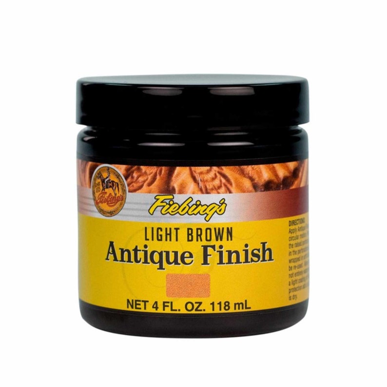 Puede incluir: Un tarro de tinte para cuero Fiebing's Light Brown Antique Finish. El tarro es amarillo con letras negras y una tapa marr&oacute;n. El tarro contiene 118 ml (4 fl oz) de tinte.
