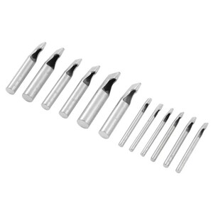 Peut inclure: Ensemble de dix poinçons en métal argenté avec des trous de différentes tailles. Les poinçons sont disposés par ordre de taille, le plus grand à gauche et le plus petit à droite.