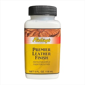 Pode incluir: Uma garrafa branca com tampa preta e um rótulo amarelo. O rótulo diz "Fiebing's Premier Leather Finish" e "Protective Acrylic Finish for Leather". A garrafa contém 118 ml de acabamento para couro.