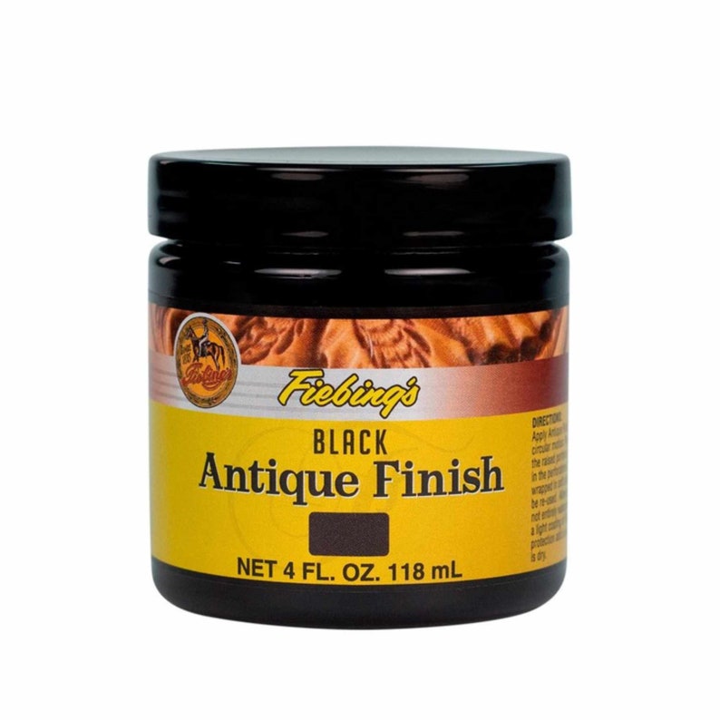Puede incluir: Un tarro negro de tinte para cuero Fiebing's Black Antique Finish. El tarro est&aacute; etiquetado con el nombre del producto y el tama&ntilde;o: 118 ml (4 fl. oz).
