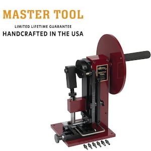Puede incluir: Una herramienta de manivela de metal rojo con un mango negro y una palanca negra. La herramienta está etiquetada como "Weaver Master Tool" y tiene una garantía de por vida limitada. La herramienta está hecha a mano en los Estados Unidos.