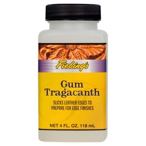 Peut inclure: Une bouteille en plastique transparente avec un bouchon noir, étiquetée "Fiebing's Gum Tragacanth". L'étiquette est jaune avec du texte noir et indique "Slicks leather edges to prepare for edge finishes". La bouteille contient 118 ml de liquide.