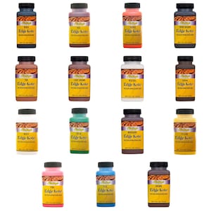 Könnte beinhalten: Ein Set mit 14 kleinen Flaschen Lederkantenfarbe in verschiedenen Farben, darunter Schwarz, Rot, Orange, Dunkelbraun, Braun, Hellbraun, Neutral, Schokolade, Weiß, Grün, Mahagoni, Gelb, Rosa und Blau. Jede Flasche ist mit "Heritage Edge Kote" beschriftet und hat ein Nettovolumen von 4 fl oz (118 ml).