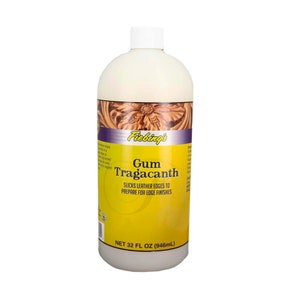 Peut inclure: Une bouteille en plastique transparente de Fiebing's Gum Tragacanth, une solution de lissage des bords du cuir. La bouteille est étiquetée avec le nom du produit et les instructions d'utilisation. Elle contient 946 millilitres (32 onces liquides).
