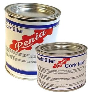 Può includere: Due barattoli di metallo per riempitivo di sughero, uno rosso e bianco e uno blu e bianco, entrambi etichettati 'Korkfüller Penia Cork filler'.