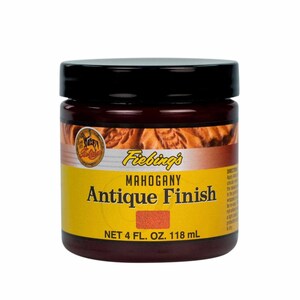 Puede incluir: Un frasco de vidrio con tapa negra que contiene tinte para cuero Fiebing's Mahogany Antique Finish. El frasco est&aacute; etiquetado con el nombre del producto y el tama&ntilde;o: "NET 4 FL. OZ. 118 mL".