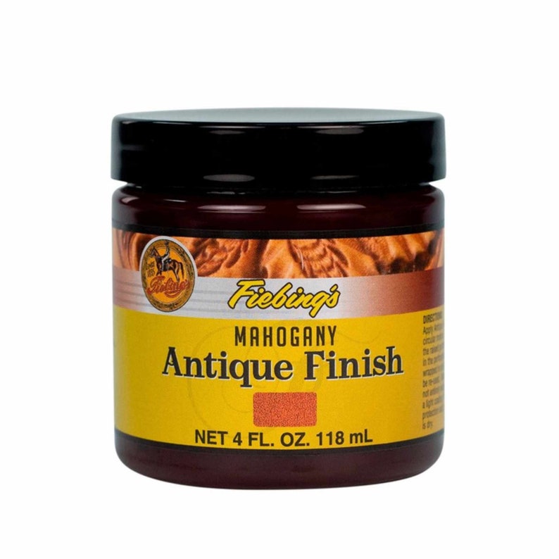 Puede incluir: Un frasco de vidrio con tapa negra que contiene tinte para cuero Fiebing's Mahogany Antique Finish. El frasco est&aacute; etiquetado con el nombre del producto y el tama&ntilde;o: "NET 4 FL. OZ. 118 mL".