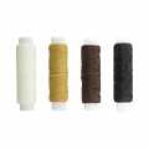 Peut inclure: Quatre bobines de fil de différentes couleurs : blanc, jaune, marron et noir. Les bobines sont toutes de la même taille et de la même forme.