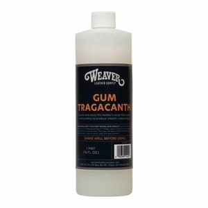 Puede incluir: Una botella de plástico transparente de Goma Tragacanto Weaver Leather Supply. La botella está etiquetada con el nombre del producto y las instrucciones para agitar bien antes de usar. La botella contiene 1 pinta (16 fl. oz.) del producto.
