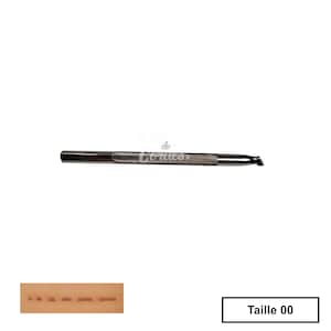 Può includere: Uno strumento di cucito in pelle argentato con un manico testurizzato. Lo strumento viene utilizzato per creare una linea di piccoli fori nella pelle. L'immagine mostra anche un campione di cucito su un pezzo di pelle. Lo strumento è etichettato "Taille 00".