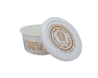 Może przedstawiać: Biały plastikowy pojemnik z pastą do pielęgnacji skóry i winylu Snow-Proof Mink Oil Paste. Pojemnik jest otwarty, a pokrywka zdjęta. Pokrywka jest biała z brązowym tekstem, który brzmi "Snow-Proof Mink Oil Paste" i "Net Wt. 3 oz. (85g)".