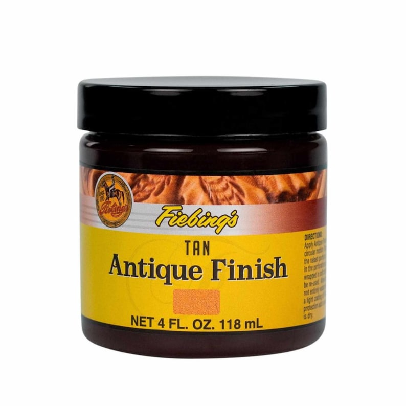 Puede incluir: Un tarro de 118 ml de tinte para cuero Fiebing's Tan Antique Finish. El tarro es amarillo con letras negras y una tapa marr&oacute;n.