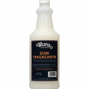 Puede incluir: Una botella de plástico blanca de Goma Tragacanto Weaver Leather Supply, un producto para el acabado del cuero. La botella está etiquetada con el nombre del producto y las instrucciones de agitar bien antes de usar. La botella contiene 1 litro (32 fl. oz.) de producto.