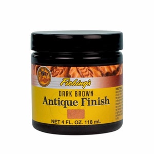 Puede incluir: Un peque&ntilde;o frasco de tinte para cuero Fiebing's Dark Brown Antique Finish. El frasco es amarillo con letras negras y una tapa marr&oacute;n. El frasco contiene 118 ml de tinte.