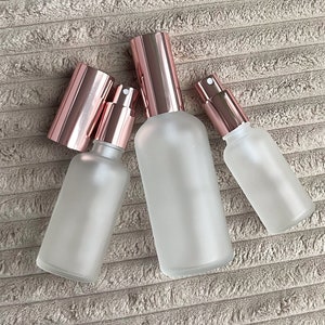 Frosted round rosegold spray cap glass spray bottles. Perfume bottle, mist bottle, fragrance bottle, spray bottle. Available in wholesale.