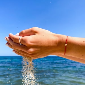 Rode christelijke kruisarmband met koord voor bescherming, geloof en geluk - rode armband met gouden of zilveren kruiskraal