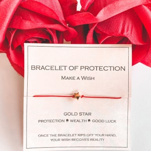 Può includere: Braccialetto di corda rossa con un ciondolo a forma di stella dorata. La carta recita "Braccialetto di protezione, Fai un desiderio, Stella d'oro, Protezione, Ricchezza, Buona fortuna, Una volta che il braccialetto si rompe, il tuo desiderio si avvererà."